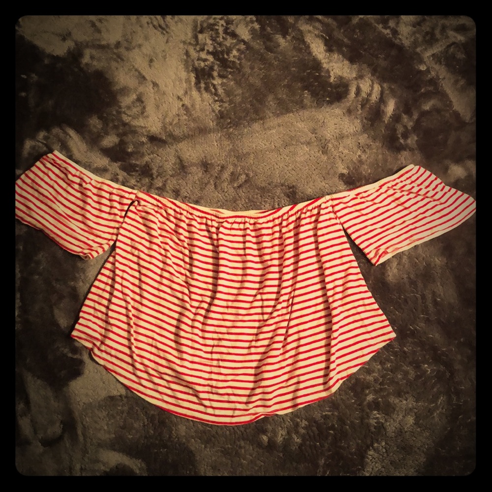 Cute off the shoulder top, just a little cropped